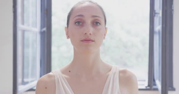 Zarif Kadın Bale Profesyonel Yürüyen Prova Duygusal Kurban Etme Sanatı Yavaş Hareket Kırmızı Destanı — Stok video
