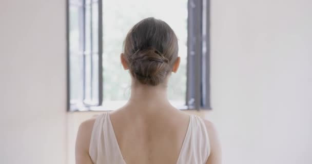 Hermosa bailarina mujer espalda caminando hacia ventana emocional implacable belleza concepto lento movimiento rojo épica — Vídeo de stock