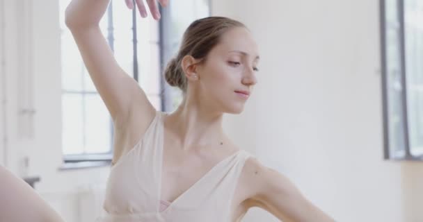 Elegante Feminino Ballet Profissional Ensaio Coreografia Luz do dia Estúdio Inexorável Fragilidade Conceito Lento Movimento Vermelho Épico — Vídeo de Stock