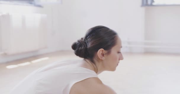 Pretty Ballet Dancer Body Protahování nošení Tiptoe boty Self oběť křehkost koncepce pomalý pohyb červená Epic — Stock video