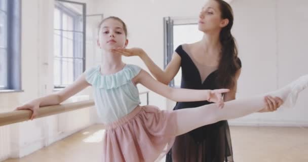 Balettlärare som undervisar liten flicka glad liten ballerina lärande barn leende långsam rörelse röd episka — Stockvideo