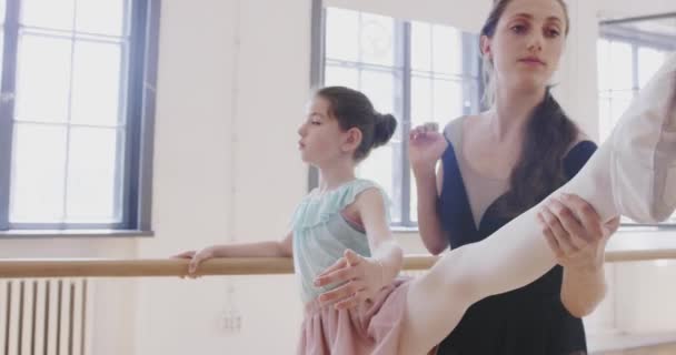 Учитель балету, який навчає дітей на балеті Дисципліновані діти, які посміхаються в поволі червоніють — стокове відео