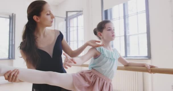 Bayan Dans Öğretmeni Bale sınıfında Çocuklara Yardım Ediyor Çocukluk Gelişimi Yavaş Hareket Kırmızı Destansı — Stok video