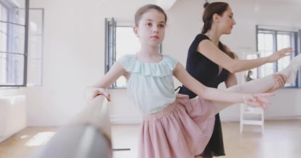 Tutor de balé instruindo as crianças na classe de balé Disciplina crianças sorrindo lento movimento épico vermelho — Vídeo de Stock
