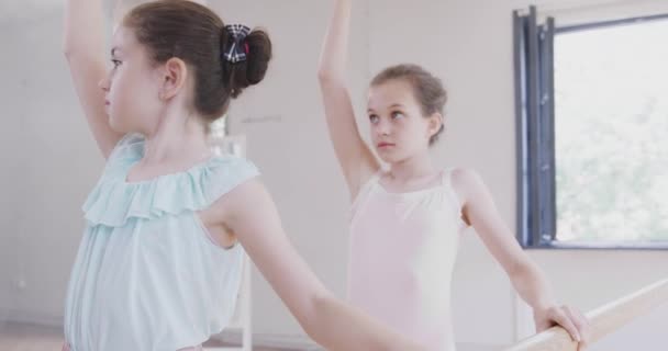 Ballettlehrerin unterrichtet kleine Mädchen im Ballettkurs Anfänger Gesundes Leben Slow Motion Red Epic — Stockvideo