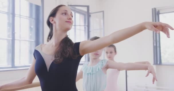 Bale Öğretmenliği Öğrencilerine Esneme Egzersizleri Sadakat Gelişimi Yavaş Hareket Kırmızı Destanı — Stok video