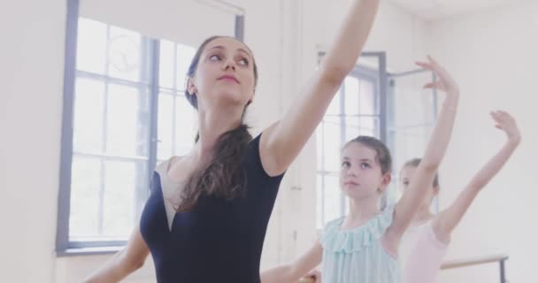 Bailarina Enseñando a Niñas Pequeñas Felices Bailarinas Pequeñas Educación Niños Sonriendo Lenta Moción Roja Épica — Vídeos de Stock