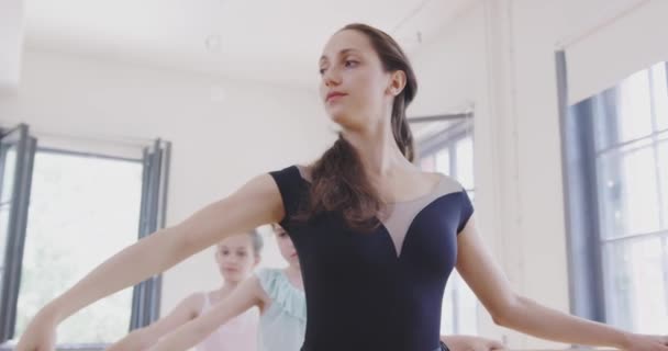 Professeur de ballet aider les petites filles heureux petites ballerines dévotion développement de l'enfance ralenti mouvement rouge épique — Video