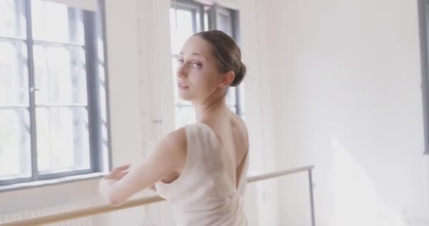 Treinamento de bailarino bonito vestindo sapatos Tiptoe Sacrifício Fragilidade Conceito Slow Motion Red Epic — Vídeo de Stock