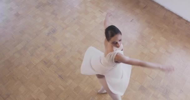 Krásná Ballerina nacvičování choreografie nošení Tiptoe boty Self oběť křehkost koncepce pomalý pohyb červená Epic — Stock video