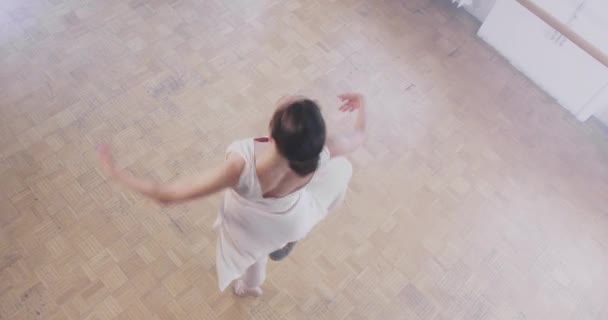Bela bailarina ensaiando uma queda de desempenho no chão Dor Trauma Trauma conceito lento movimento épico vermelho — Vídeo de Stock
