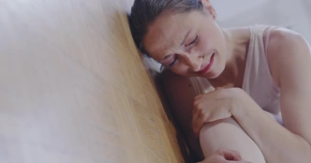 Молода жінка плаче на підлозі сміючись Глибока емоційна фізична психологічна травма Депресія Психічний розпад Стрес драми Повільний рух — стокове відео