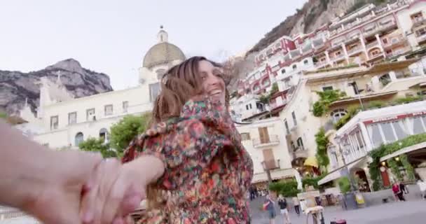 Vrouwelijke Model Holding Hand Running Through European Town Succes Vrijheid Vrije tijd Slow Motion Shot Red Epic 8k — Stockvideo