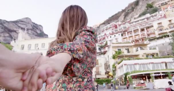 Mooie vrouw loopt door de Europese oude stad Holding Hand Succes Vrijheid Extereme Travel Slow Motion Shot Red Epic 8k — Stockvideo