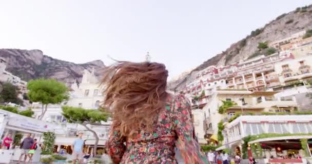 Hermosa mujer corriendo a través de la vieja ciudad europea celebración de la mano felicidad vacaciones yates cámara lenta tiro rojo épica 8k — Vídeos de Stock