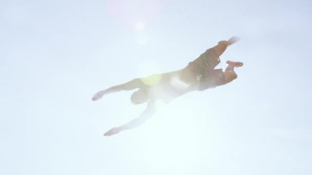 Атлетический молодой человек Клифф Прыжки медленное движение под водой Выстрел свободы Бесстрашие Red Epic 8k — стоковое видео