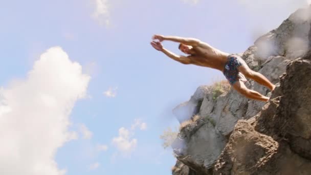 Muscular Man Cliff Jumping Slow Motion Underwater Shot Freedom Athlette Red Epic 8k — Stok Video