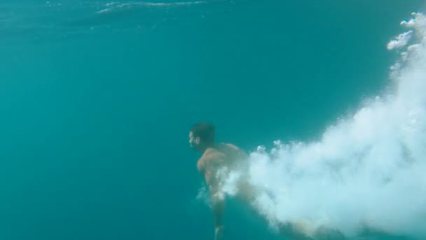 Atheltic Młody człowiek wskakujący do oceanu Slow Motion Underwater Shot Backflip Extereme Sports Red Epic 8k — Wideo stockowe