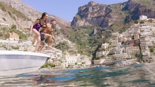 Fešák mladý pár jachta skákání zdravý životní styl cestování pomalý pohyb pod vodou shot červený epic 8k — Stock video