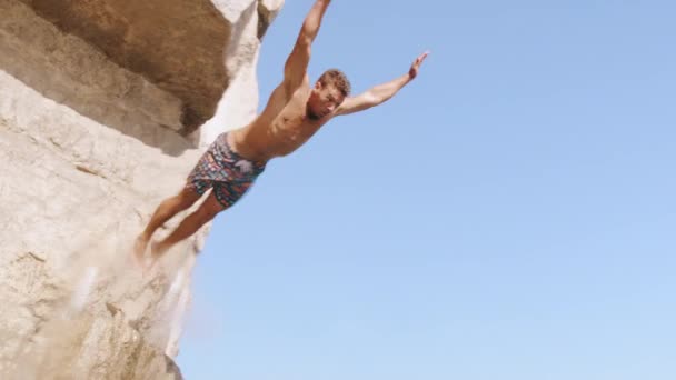 Muscular hombre acantilado salto verano diversión libertad miedo cámara lenta submarino tiro rojo épica 8k — Vídeos de Stock