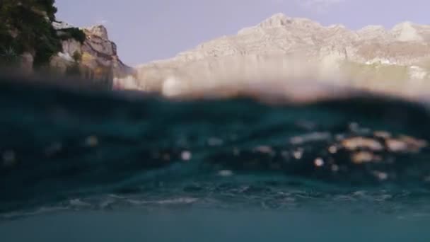 Modelo Masculino Cliff Saltando Estilo de Vida Saudável Backflip Aventura Slow Motion Underwater Shot Red Epic 8k Vídeos De Bancos De Imagens Sem Royalties
