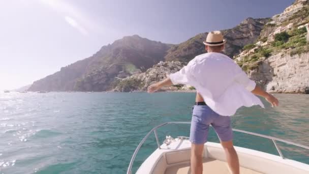 Bonito homem bem sucedido de pé no iate vento soprando camisa Whiote felicidade férias destemor lento movimento tiro vermelho épico 8k — Vídeo de Stock