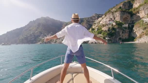 Schöner erfolgreicher Mann hebt die Arme vor dem Boot Luxus Lifestyle Urlaub in Europa Yachting Slow Motion Shot Red Epic 8k — Stockvideo