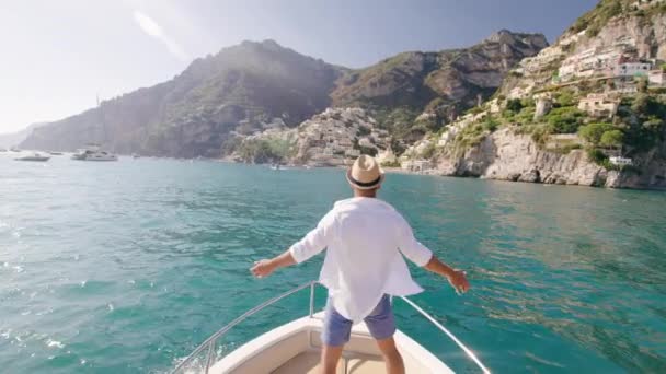 Attrayant succès homme levant les bras à l'avant du bateau vacances d'été plaisir Yachting Slow Motion Shot Red Epic 8k — Video