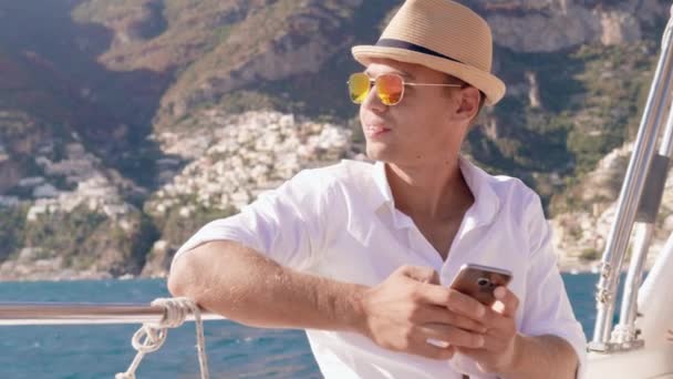 Knappe Succesvolle Man Op Yacht White Shirt Praten op Telefoon Geluk Vrijheid Yachting Slow Motion Shot Red Epic 8k — Stockvideo