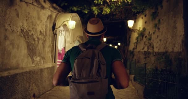 ヨーロッパを旅するバックパックを持つ若い男アドベンチャーフリースローモーションショットレッドエピック8k — ストック動画
