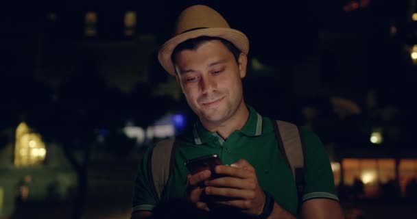 Masculin Model Bucurându-se de călătorie în Italia Texting pe Smartphone Vară Distracție Vacanță în Europa Aventură Slow Motion Shot Red Epic 8k — Videoclip de stoc