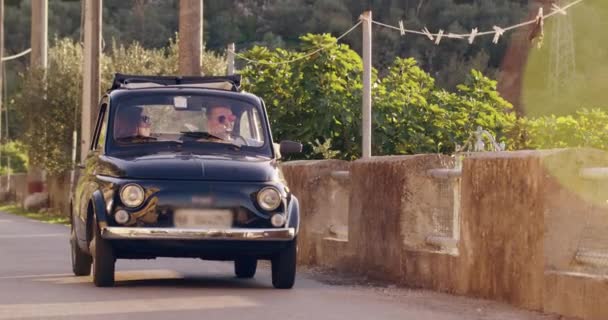 Atraente Aventuroso Casal Condução Carro Retro Na Toscana Luxo Estilo de Vida Liberdade Slow Motion Shot Vermelho Épico 8k — Vídeo de Stock