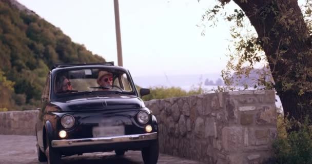 Attrayant couple aventureux conduite voiture rétro en Toscane bonheur liberté loisirs ralenti tir rouge épique 8k — Video