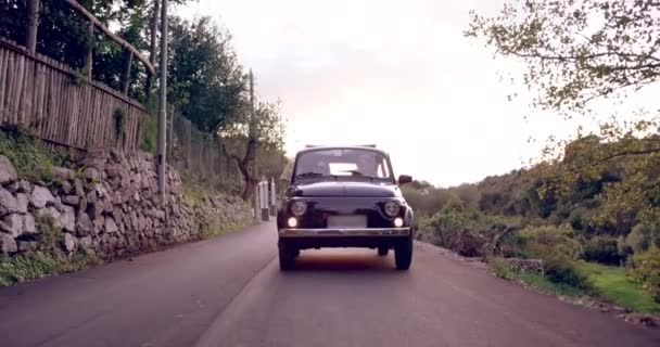 Casal bonito na lua de mel no velho carro retro felicidade férias lazer lento movimento tiro vermelho épico 8k — Vídeo de Stock