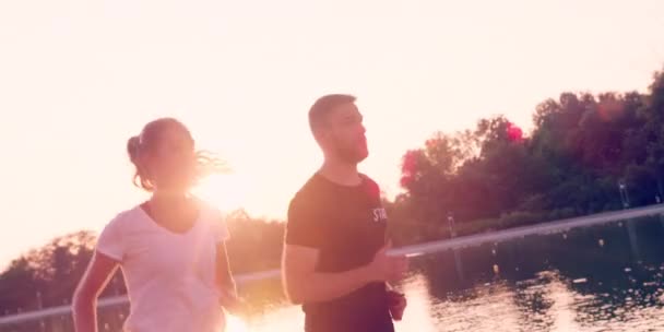 Paarläufer laufen Marathon und hören Musik Morgenfitness Sonnenuntergang Zeitlupe 8k Red Epic — Stockvideo