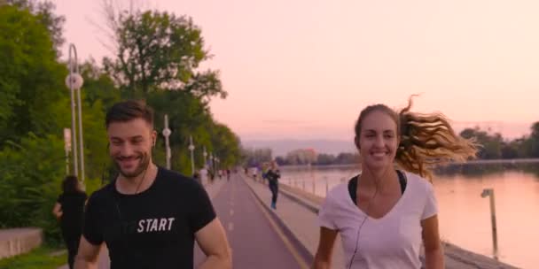 Kadın ve Erkek Modeller Egzersiz Yapıyor Açık havada Müzik Dinliyor Aktif Yaşam Tarzı Günbatımı Yavaş Hareket 8k Kırmızı Destansı — Stok video