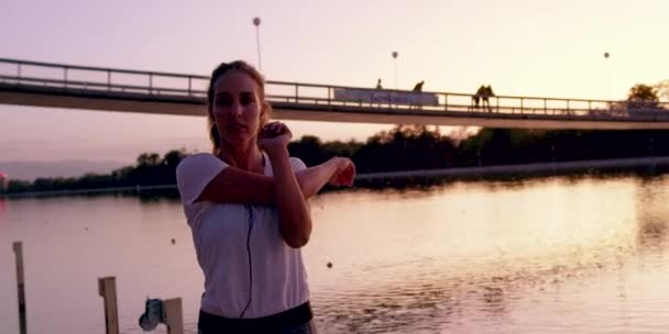 Žena Model Cvičení Poslouchání hudby s sluchátky v parku Zdravé bydlení Sunset Slow Motion 8k Red Epic — Stock video