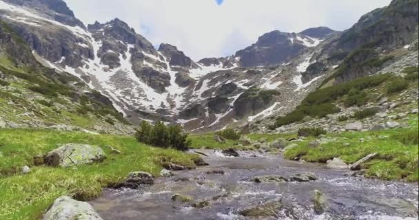 Alp Vadisi Dağları 'ndan Uçuşlar Akıntı Yürüyüşleri ve Seyahat Epik Dağ Güzel Doğa Konsepti — Stok video