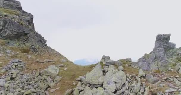 Höhenflug durch die Berge Epische Panorama-Trekking und Tourismus Schöner Planet Mountain Vacation Konzept — Stockvideo