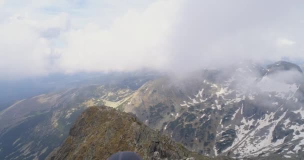 Aerial Flight Over Couple Ülő Cliff Edge Alpesi Mountain Epikus Alpesi Hegyvonulat Túrázás és utazás Romantikus kapcsolat Szerelem Kaland — Stock videók