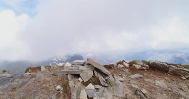 Полет через горные вершины Эпические альпийские горные хребты Путешествие Красивая планета Красивая концепция природы — стоковое видео