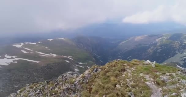 Vuelo a través de una hermosa cadena montañosa con picos de nieve Panorama épico Senderismo e inspiración de viajes Hermoso concepto de naturaleza — Vídeo de stock