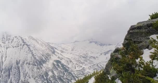 Voo de drone aéreo sobre bela cadeia de montanha com picos de neve épico Panorama turismo Glória Natureza Tranquilo Inspiração Conceito — Vídeo de Stock