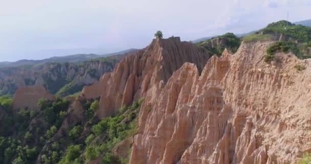 Aereo Drone Volo Di Bella scogliera Formazioni rupestri Verde Estate Natura Epica Natura Paesaggio Spiritualità Ispirazione Escursioni e Turismo Concetto — Video Stock