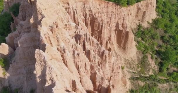 Voo aéreo épico sobre formações rochosas de areia Belas árvores verdes de verão Hora de ouro Cores do pôr do sol Espiritualidade Inspiração conceito de viagem — Vídeo de Stock