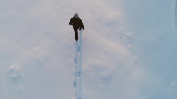 Snowfall jako samotny wędrowiec idzie w kierunku zachodu słońca Góry Przygoda Droga do sukcesu Ucieczka Natura Ekologia Concept Slow Motion — Wideo stockowe