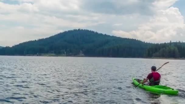 Voe sobre a antena do homem solitário na canoa no belo lago isolamento natureza turismo estrada para o sucesso conceito — Vídeo de Stock