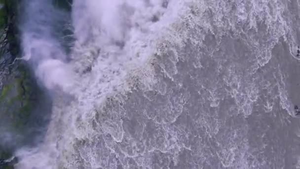 Epic Drone Shot Γύρω από το βουνό καταρράκτη Ισχυρή Δύναμη Νερό Κατάρρευση Κάτω Έμπνευση Επική Κλίμακα Φύση Επική Περιπέτεια — Αρχείο Βίντεο