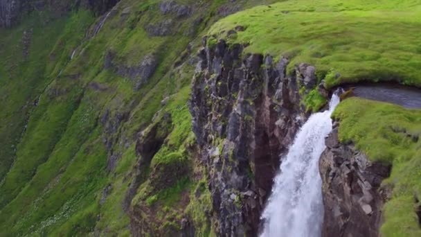 Voo aéreo épico em torno da famosa cachoeira na Islândia Água correndo para baixo Alto Cliff Espiritualidade Incrível Natureza Visão Aventura Épico — Vídeo de Stock