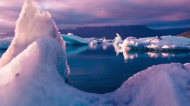 Voo de drone aéreo sobre peças de iceberg derretendo em um belo lago de gelo Majestic Sunset Climate Change Extreme Adventure Concept — Vídeo de Stock